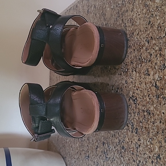 Vionic Faye t strap clog - Picture 2 of 8